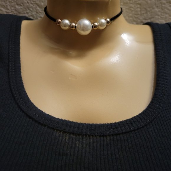 Stylish Faux Pearl & Suede Choker Necklace - Picture 5 of 7